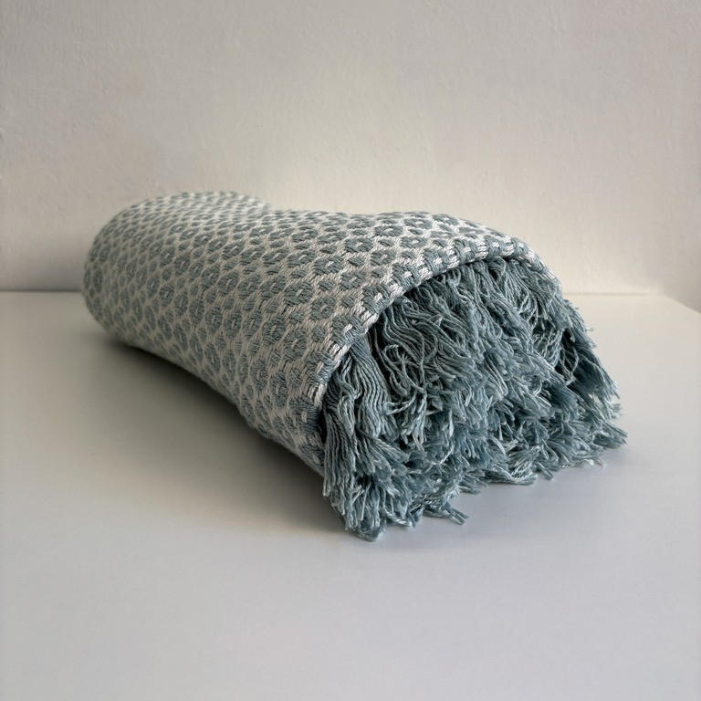 Plaid lana grossa bianco-tiffany con frange