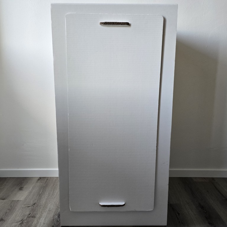 Frigorifero in cartone bianco